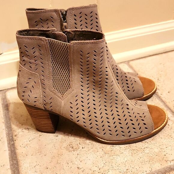 Toms Women's "Majorca" Tan Faux Suede Peeptoe Booties Laser Cutouts Size 10 - Picture 1 of 12